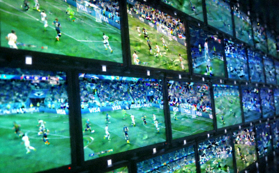 多屏幕显示不同足球比赛直播画面