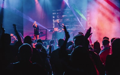 一群球迷在酒吧内欢呼庆祝进球