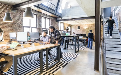 团队握手合作，背景是城市天际线