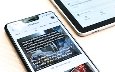 记者在赛场边用笔记本电脑撰写新闻稿